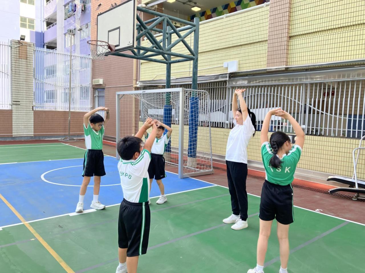 副校長和同學一起做早操