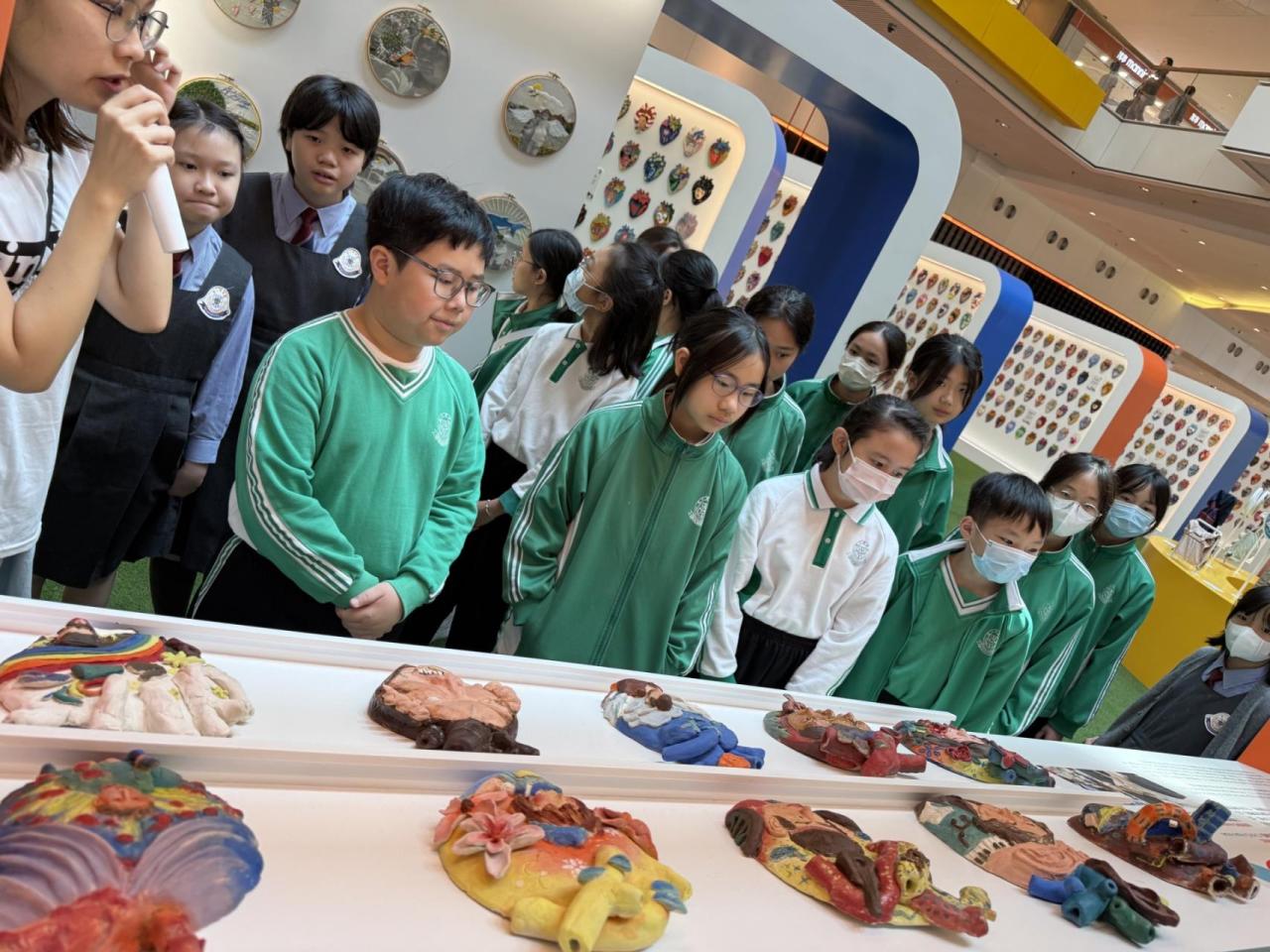 同學在參觀傷健共融為主題的藝術作品