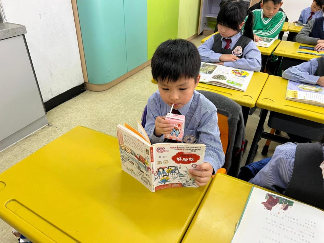 在靜讀課,邊享受飲料邊享受閱讀的樂趣