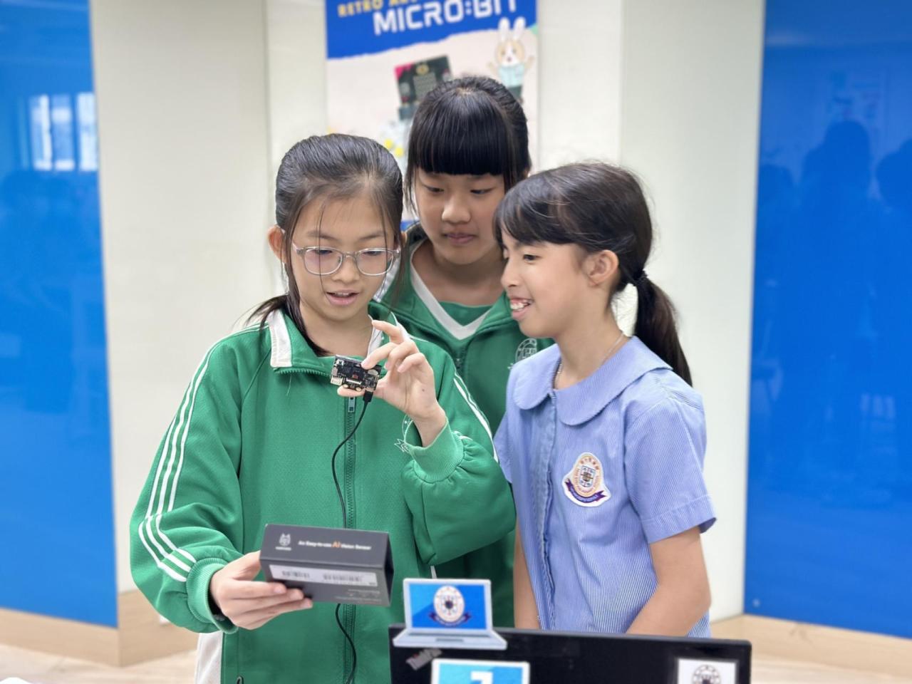 學生一同運用AI鏡頭模組訓練AI模型