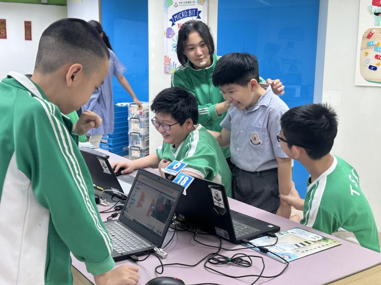 學生共同編程,互相測試作品