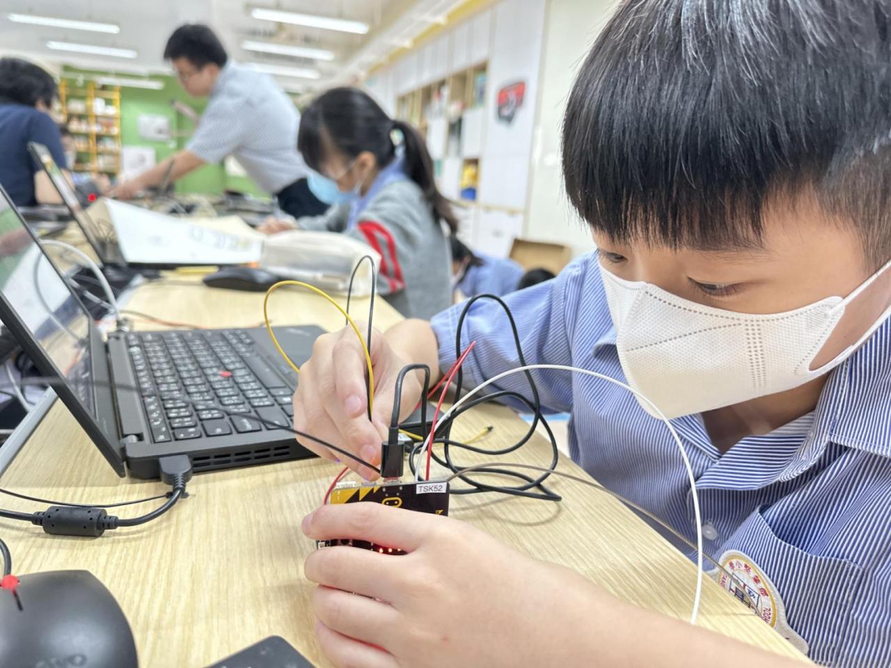 學生動手調整擴展板的線材