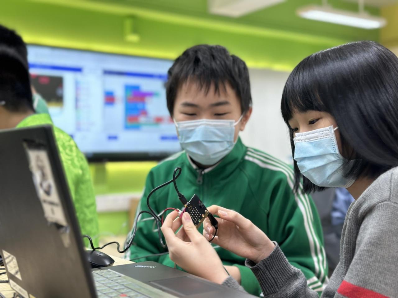 學生用microbit合作編程