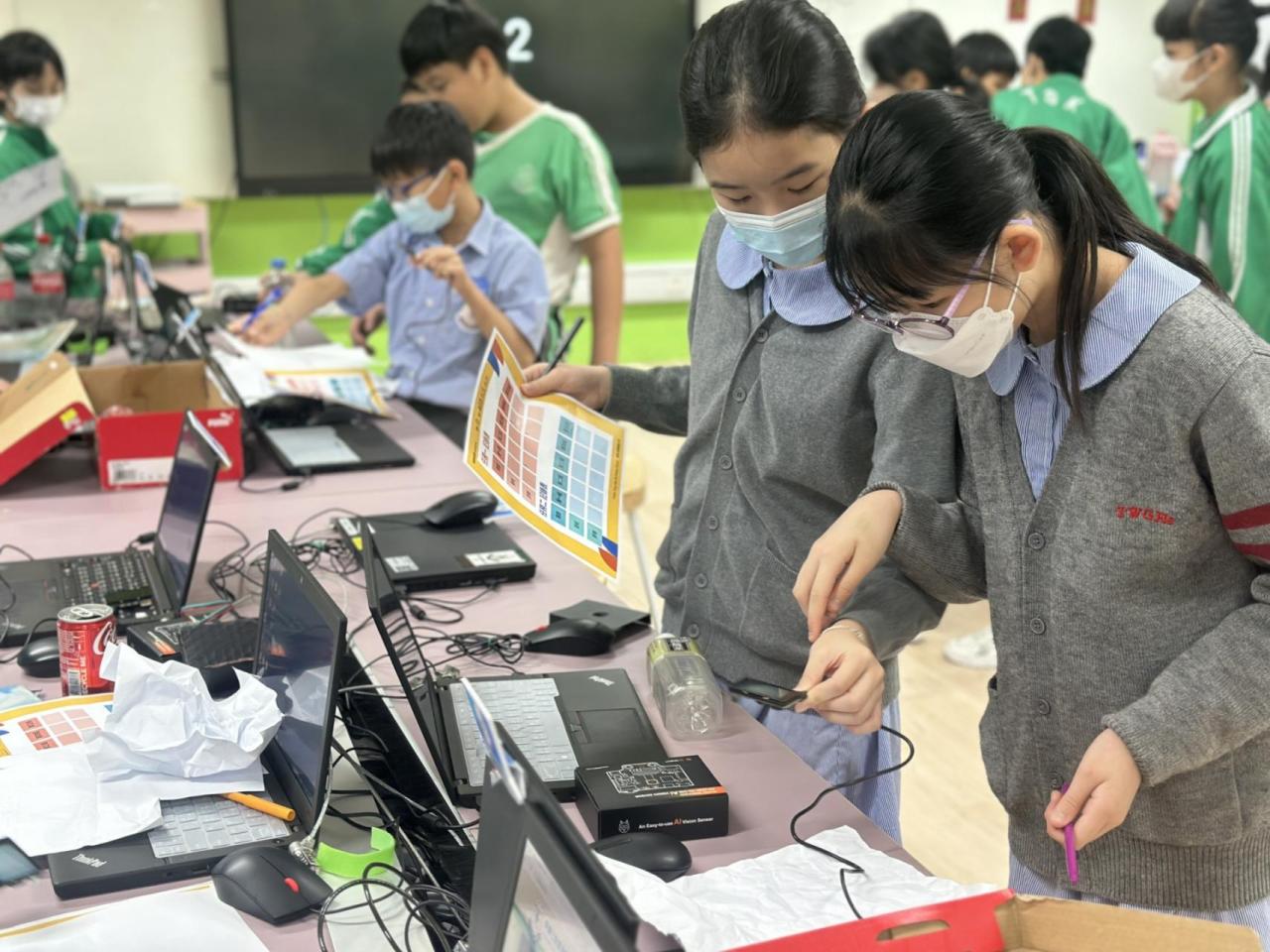 學生運用AI鏡頭模組,訓練模型辨認物件