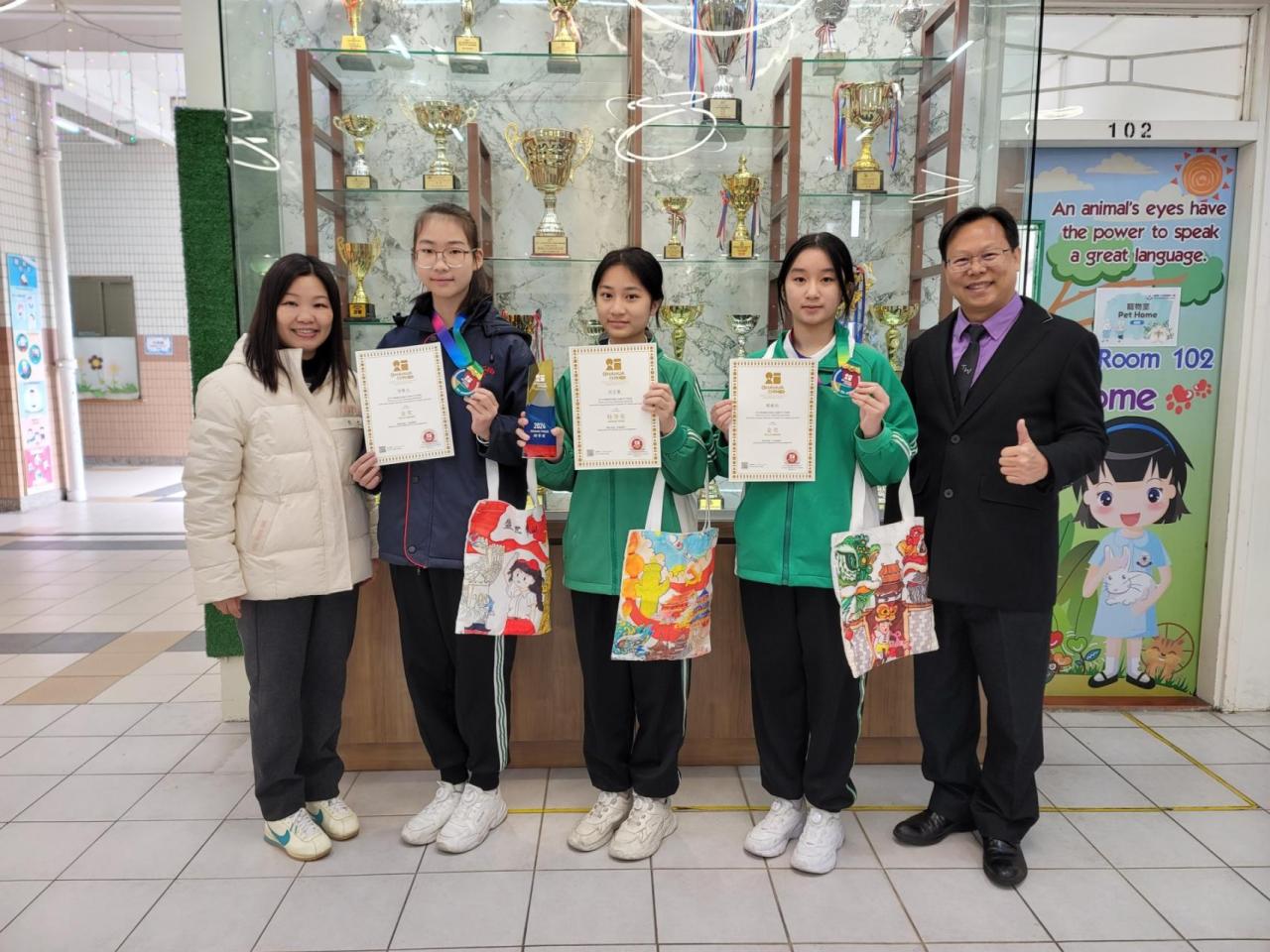 校長恭喜中華插畫藝術展少兒展2024青少年兒童插畫藝術活動得獎同學
