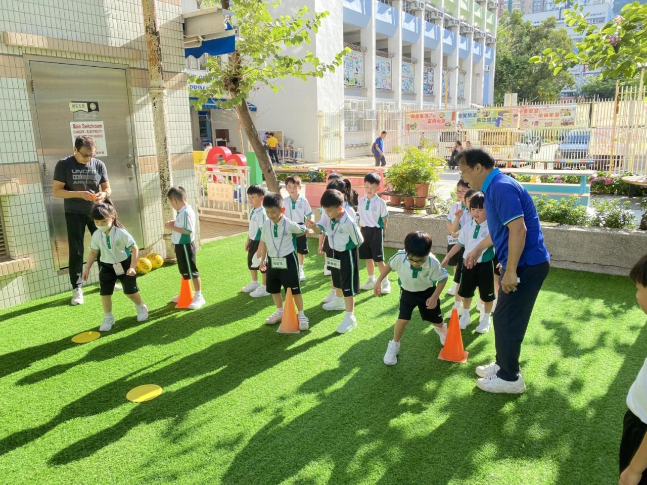 校長早上陪伴同學踢波