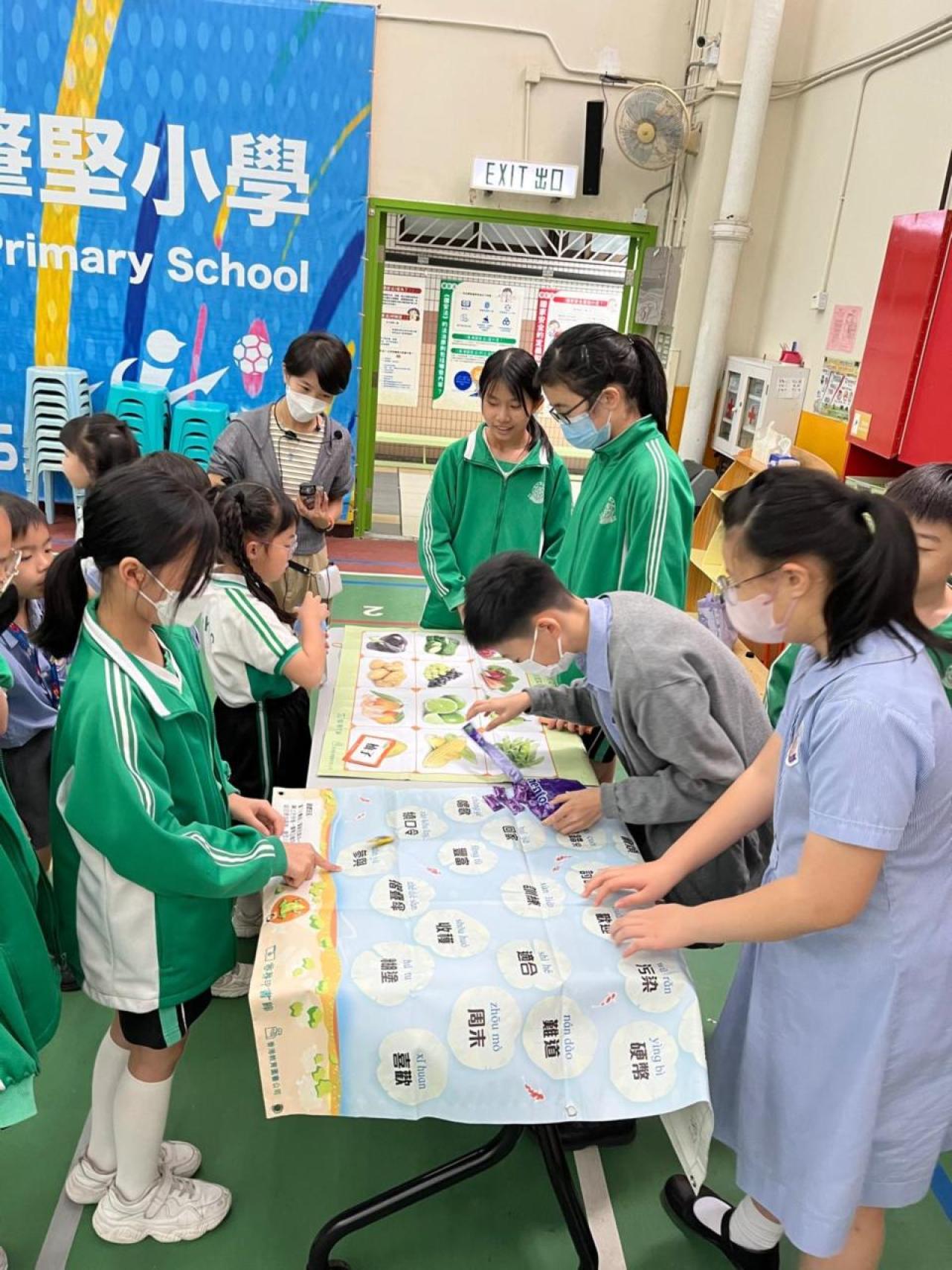 通過學習攤位遊戲提升學生使用普通話互動的機會