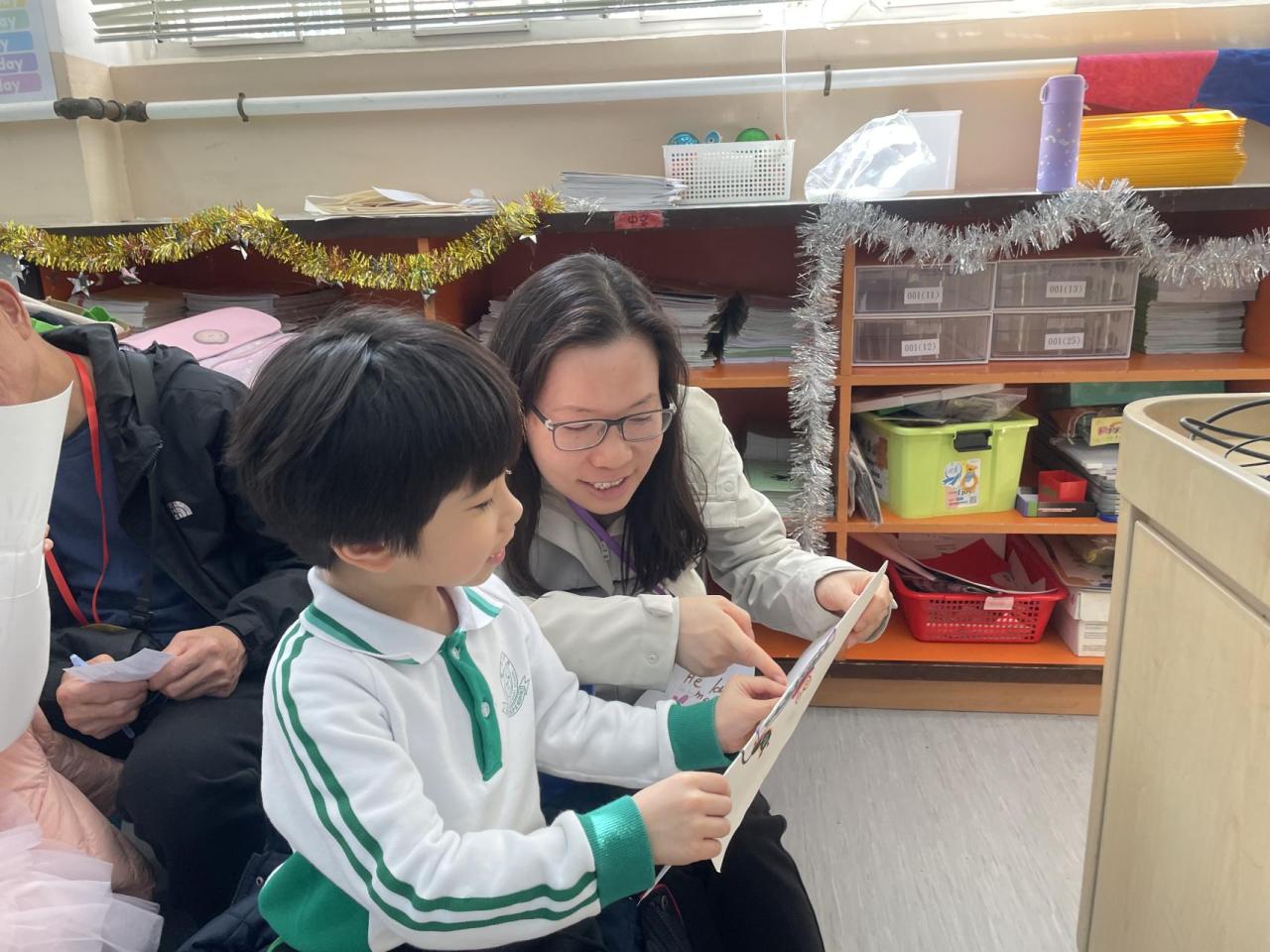 小一 「家+愛」繽FUN顯孝親： 孩子送上感恩的「愛心百寶」,媽媽甜在心頭！