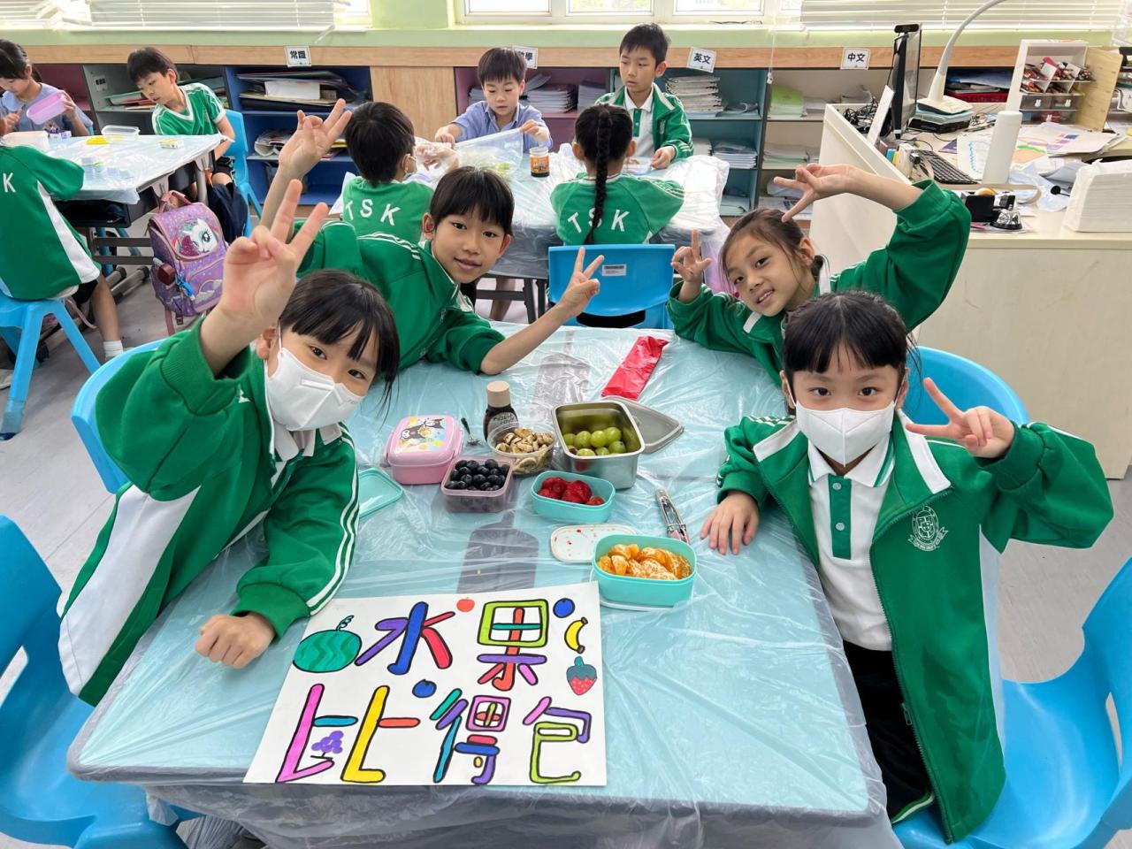 小三 多國共融--Fusion 食物初體驗:你也來嚐嚐我們組用心炮製的「水果比得包」!