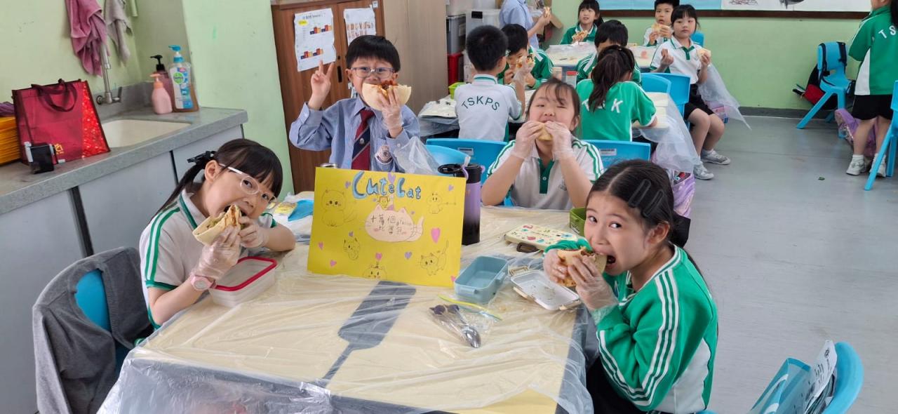 小三 多國共融--Fusion 食物初體驗:學生分組創作fusion比得包,製作攤位,並向同學介紹獨特的食品,以宣揚尊重不同的文化。