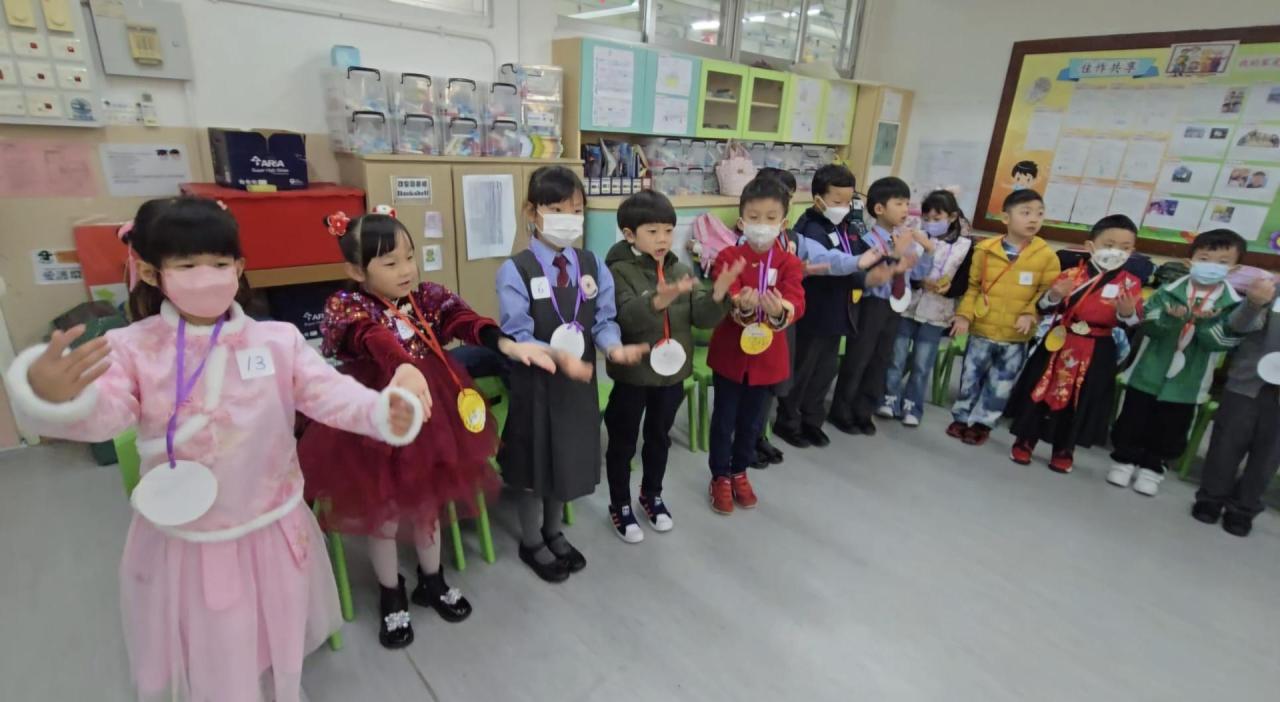 小一 「家+愛」繽FUN顯孝親:孩子們為家長獻唱《I love you , you love me》。看!多投入呢!