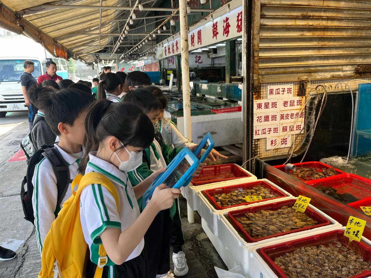 小二 社區探索--屯門樂優遊:學生三聖海鮮街實地考察,為策劃「屯門一天遊」作第一手資料蒐集。