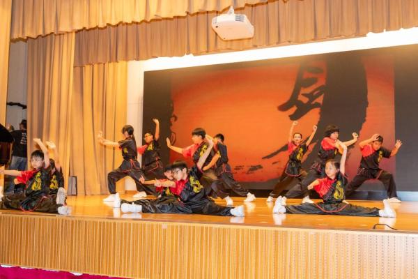 周年綜合表演學生展示武術