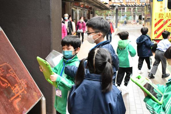 學生走入社區關注自己身邊設施