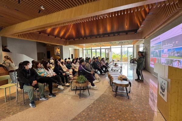 老師們在米埔聚集，專心聆聽賞員的講解，對這片生態區域充滿期待