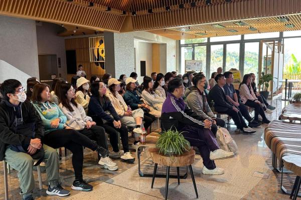 在了解了米埔的生態系統後，老師們兵分兩路，開始各自的探索之旅。