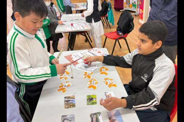 中華文化周-非華語學生擔任攤位遊戲主持，加強中文的交流能力