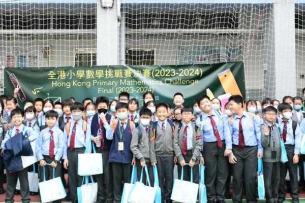 校本人才庫為學校挑選多位有潛質精英參與數學比賽