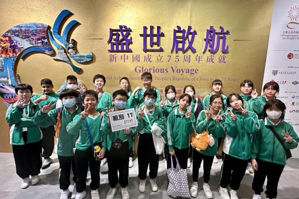 參觀「盛世啟航」展覽，從多維度了解當代中國的全面發展進程。