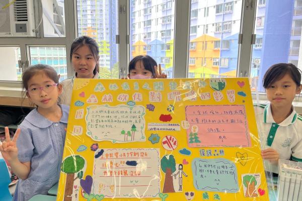 同學們分組製作展板，藉以宣揚環保信息。