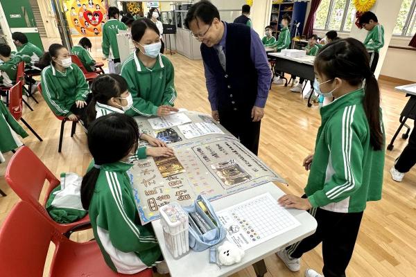 學生們深入探討全球議題，培養學生的社會責任感。