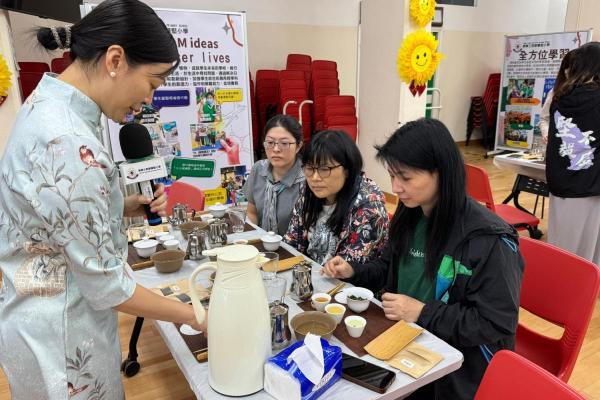 導師悉心教導每位老師如何選擇茶葉、掌握泡茶的技巧，讓大家感受到茶文化的魅力。