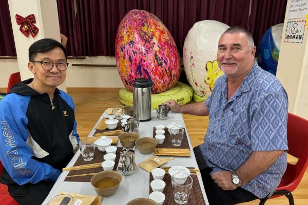 外籍英語老師也積極參與這一中國文化活動，對茶道的哲學和儀式感到好奇不已。